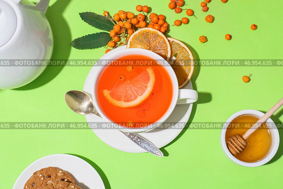 Чашка вкусного рябинового чая с медом на зеленом фоне. Стоковое фото, фотограф Pixel_shot / Фотобанк Лори