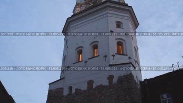 Часовая башня — достопримечательность города Выборга. Стоковое видео, видеограф Яна Проничева / Фотобанк Лори
