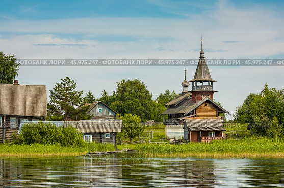 Часовня Петра и Павла в деревне Насоновщина (Волкостров). Карелия. Летний день. Вид с воды. Редакционное фото, фотограф Сергей Цепек / Фотобанк Лори