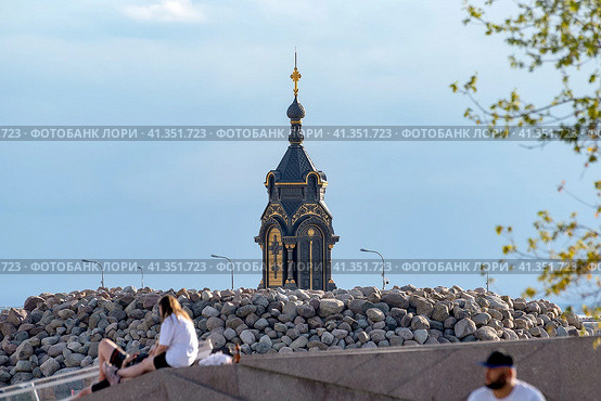 Часовня во имя святого апостола Петра, возведённая в память спасения в Лахте императором Петром I тонущих рыбаков. Насыпь рядом с комплексом сооружений «Лахта Центра». Санкт-Петербург (2023 год). Редакционное фото, фотограф Румянцева Наталия / Фотобанк Лори
