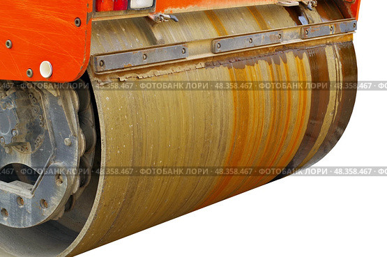 Часть пневмошинного катка  на белом фоне. Part of a heavy Vibration roller compactor for road repairing  on white background. Стоковое фото, фотограф Татьяна Д / Фотобанк Лори