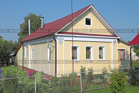 Частный жилой дом на улице Лаврененко в Волоколамске (2013 год). Стоковое фото, фотограф Сергей Соболев / Фотобанк Лори