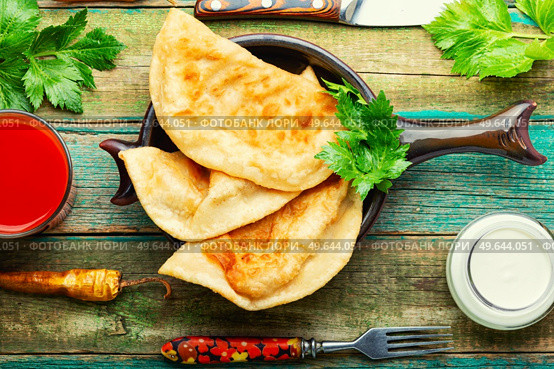 Chebureks, fried crescent-shaped cakes with meat filling. Non-yeast dough pies with meat filling. Стоковое фото, агентство Ingram Publishing / Фотобанк Лори