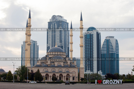Чечня. Грозный. Надпись "Я люблю Грозный" (I love Grozny) на фоне мечети и небоскрёбов (2016 год). Редакционное фото, фотограф Литвяк Игорь / Фотобанк Лори