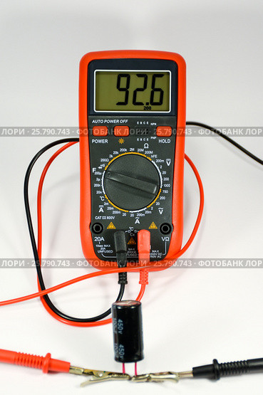 Check the capacitor with a multimeter. Стоковое фото, фотограф Сергей Ляшенко / Фотобанк Лори
