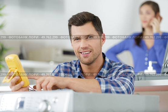 checking the washing machine with multitester. Стоковое фото, агентство Ingram Publishing / Фотобанк Лори
