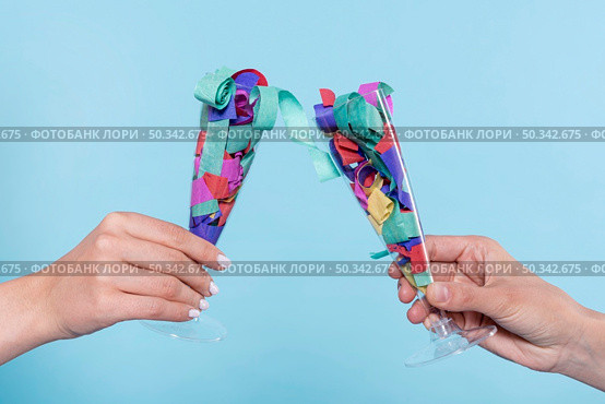 cheers with glasses with confetti. Стоковое фото, агентство Ingram Publishing / Фотобанк Лори
