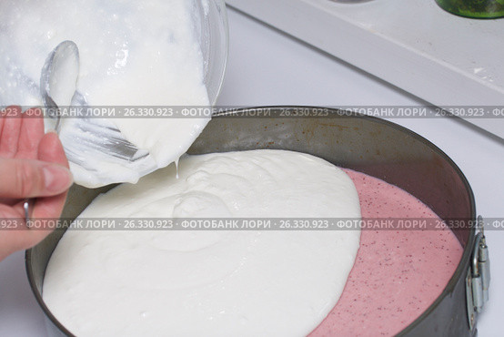 Cheesecake of cottage cheese and strawberries. Cooking process. Adding a gelling layer to the substrate. Стоковое фото, фотограф Vadzim Yakubovich / Фотобанк Лори
