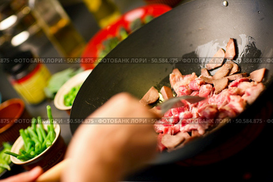 Chef cooking vegetables and meat in wok pan. Стоковое фото, агентство Ingram Publishing / Фотобанк Лори