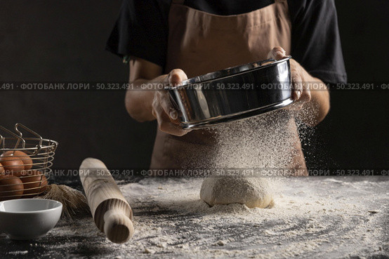 chef dusting flour dough. Стоковое фото, агентство Ingram Publishing / Фотобанк Лори