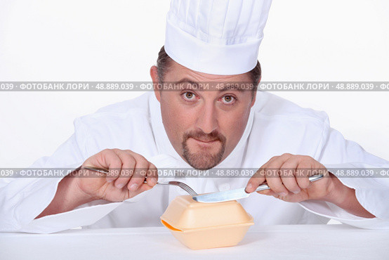 Chef eating a polystyrene foam takeaway box. Стоковое фото, агентство Ingram Publishing / Фотобанк Лори