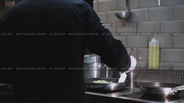 Chef stirs creamy mushroom paste in a frying pan. Стоковое видео, видеограф Константин Шишкин / Фотобанк Лори