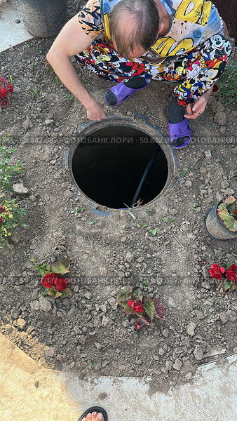 Человек проверяет колодец во дворе. Стоковое фото, фотограф Антон Моргунов / Фотобанк Лори