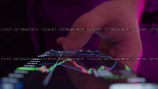 Человек следит за графиком торговли акциями на фондовой бирже. Стоковое видео, видеограф Семён Прудий / Фотобанк Лори