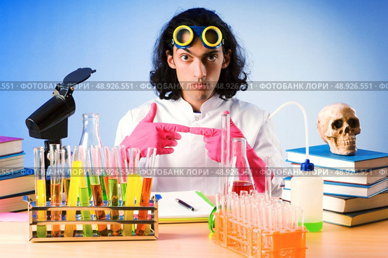 Chemist in the lab experimenting with solutions. Стоковое фото, агентство Ingram Publishing / Фотобанк Лори