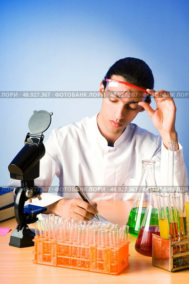Chemist in the lab experimenting with solutions. Стоковое фото, агентство Ingram Publishing / Фотобанк Лори