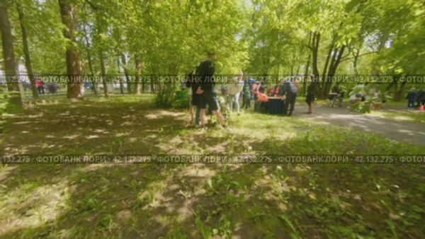 Cherepovets, Russia - May 27, 2023, Children play in the bushes in the city park playground with animators. FPV Aerial Drone Shot. Редакционное видео, видеограф Даниил Хабаров / Фотобанк Лори