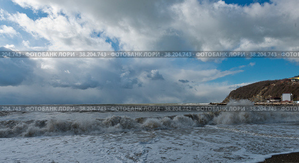 Черное море штормит, осень у берега. Краснодарский край, Туапсинский район, Михайловская бухта. Стоковое фото, фотограф Александр Циликин / Фотобанк Лори