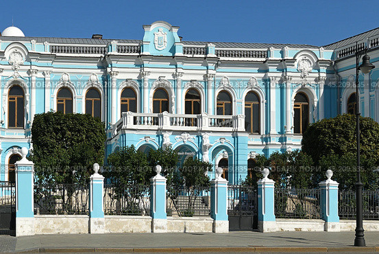 Chertkov House (Saltykov-Chertkov estate), Moscow rococo estate of 17th-19th centuries at Myasnitskaya street, house 7. Moscow, Russia (2024 год). Редакционное фото, фотограф Валерия Попова / Фотобанк Лори