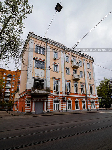 Четырехэтажный жилой дом по адресу Улица Пискунова, 47 в Нижнем Новгороде. Вид со стороны улицы Большая Печёрская. Стоковое фото, фотограф Константин Григорьев / Фотобанк Лори
