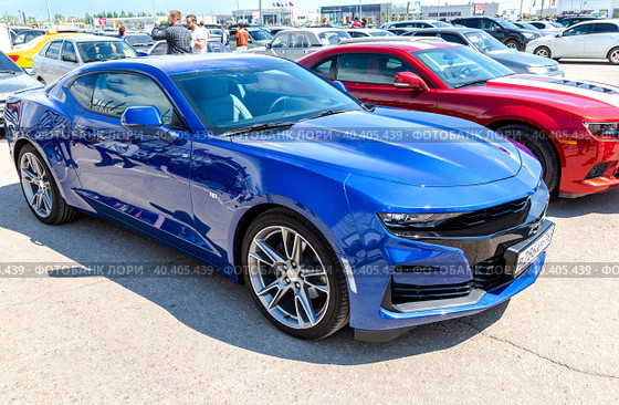 Chevrolet Camaro parked up at the city street (2019 год). Редакционное фото, фотограф FotograFF / Фотобанк Лори