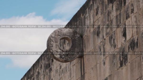 Chichen Itza Great Ball Court Ballgame Ring Stone Detail. Стоковое видео, видеограф Поскребышев Михаил / Фотобанк Лори