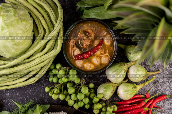 Chicken and meatball sauce with eggplant, chili, long beans, cabbage, and eggplant. Стоковое фото, агентство Ingram Publishing / Фотобанк Лори