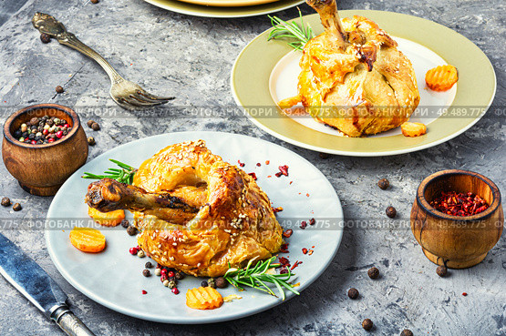 Chicken legs in pastry.Chicken leg in puff pastry on plate. Chicken drumstick baked in dough. Стоковое фото, агентство Ingram Publishing / Фотобанк Лори