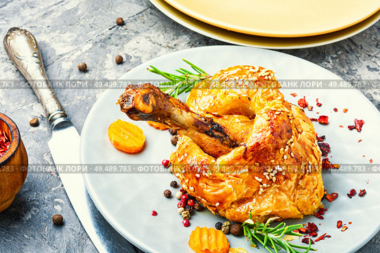 Chicken legs in pastry.Chicken leg in puff pastry on plate. Chicken drumstick baked in dough. Стоковое фото, агентство Ingram Publishing / Фотобанк Лори