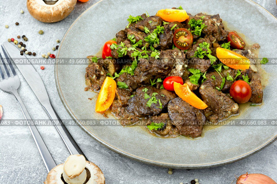 Chicken liver stewed with mushrooms and tomatoes. Georgian recipe. Fried chicken liver. Стоковое фото, агентство Ingram Publishing / Фотобанк Лори