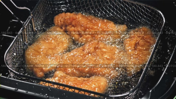 Chicken nuggets are fried in oil. Filmed on a high-speed camera at 1000 fps. Стоковое видео, видеограф Артем Шадрин / Фотобанк Лори