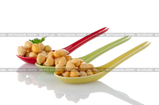 chickpeas over ceramic spoons on white background. Стоковое фото, агентство Ingram Publishing / Фотобанк Лори