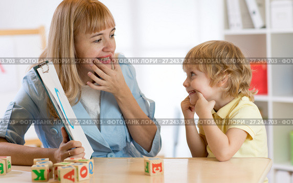 Child boy at speech therapist office. Стоковое фото, фотограф Оксана Кузьмина / Фотобанк Лори