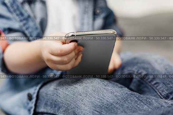 child using mobile phone. Стоковое фото, агентство Ingram Publishing / Фотобанк Лори