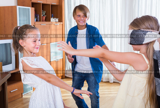Children playing in Kagome at home. Стоковое фото, фотограф Яков Филимонов / Фотобанк Лори