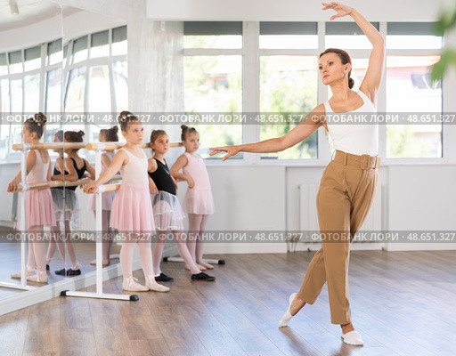 Children visitors to choreographic class, observe rendering of dance elements performances couch. Стоковое фото, фотограф Яков Филимонов / Фотобанк Лори