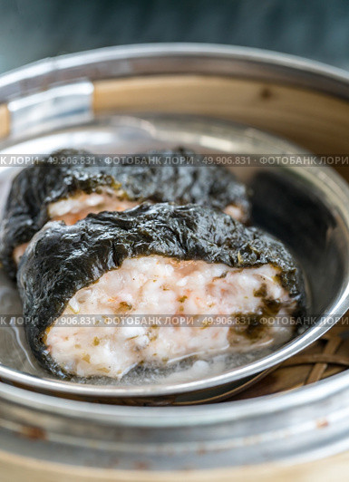 Chinese dim sum seaweed pork dumpling - Steamed Chinese groumet cuisine. Стоковое фото, агентство Ingram Publishing / Фотобанк Лори
