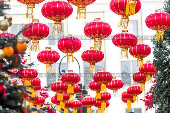 Chinese red Christmas lanterns on Tverskaya Street in Moscow. Close-up. The first ever meeting of the Chinese New Year 2024 in Moscow. Стоковое фото, фотограф Photojuli / Фотобанк Лори