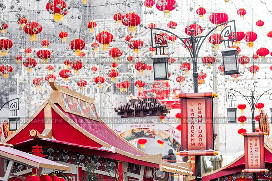 Chinese red Christmas lanterns on Tverskaya Street in Moscow. Close-up. The first ever meeting of the Chinese New Year 2024 in Moscow. Стоковое фото, фотограф Photojuli / Фотобанк Лори