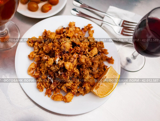 Chipirones, breaded fried calamari with lemon. Стоковое фото, фотограф Яков Филимонов / Фотобанк Лори