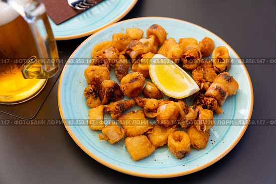 Chipirones, breaded fried calamari with lemon. Стоковое фото, фотограф Яков Филимонов / Фотобанк Лори