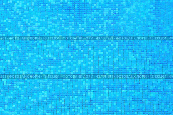 Чистая прозрачная вода бассейна с мозаичным дном. Абстрактный фон. blue clear water of swimming pool with mosaic bottom. Стоковое фото, фотограф Лариса Гордеева / Фотобанк Лори
