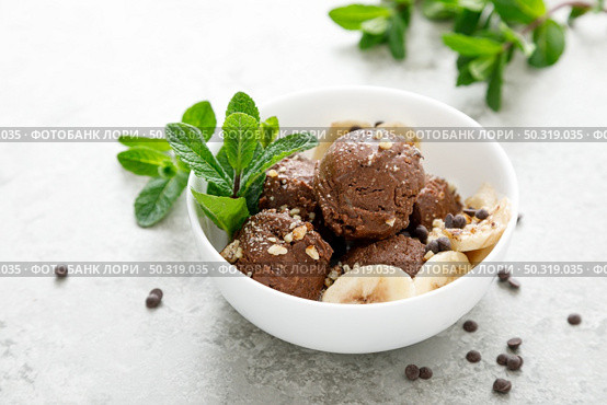 Chocolate and banana fruit ice cream with almond nuts served in bowls. Стоковое фото, агентство Ingram Publishing / Фотобанк Лори