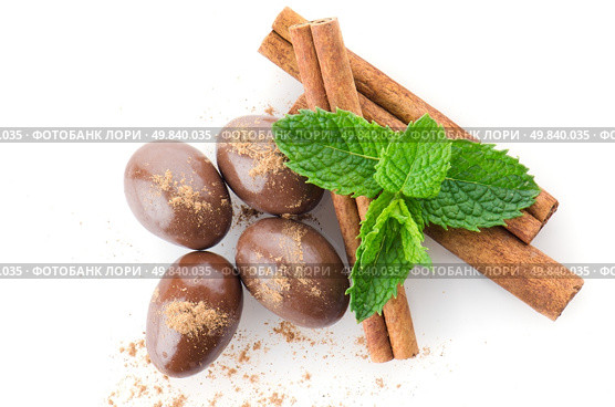 Chocolate candies on white reflective background. Стоковое фото, агентство Ingram Publishing / Фотобанк Лори
