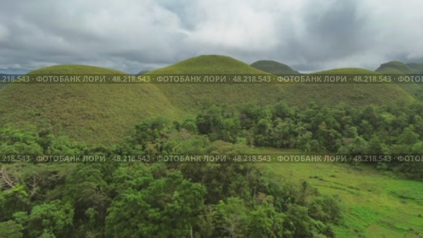 Chocolate hills on Bohol island Philippines. Стоковое видео, видеограф Михаил Коханчиков / Фотобанк Лори