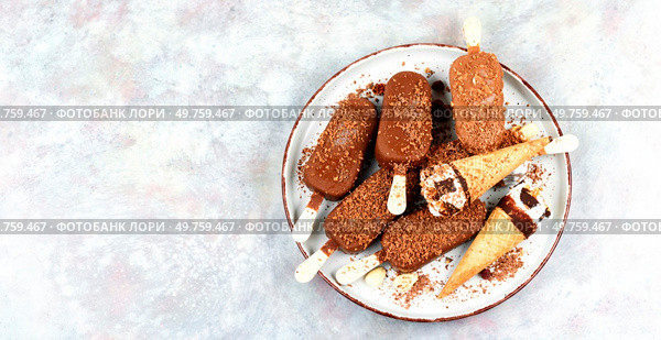 Chocolate ice cream bars on a stick. Refreshing summer food. Space for text.. Stick ice cream, chocolate popsicle. Стоковое фото, агентство Ingram Publishing / Фотобанк Лори