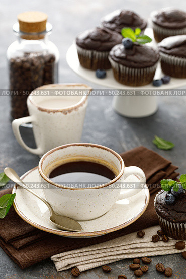 Chocolate muffins with fresh blueberry and cofee cup for breakfast. Стоковое фото, агентство Ingram Publishing / Фотобанк Лори