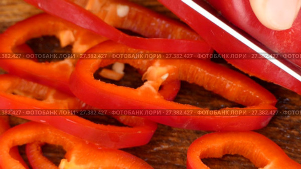 Chop the red pepper slices. Стоковое видео, видеограф Tatiana Kravchenko / Фотобанк Лори
