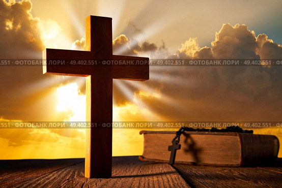 Christian wood cross on sunset sky wooden made with Bible and rosary beads. Стоковое фото, агентство Ingram Publishing / Фотобанк Лори