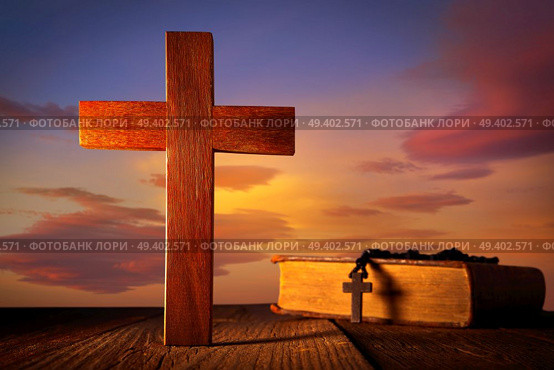Christian wood cross on sunset sky wooden made with Bible and rosary beads. Стоковое фото, агентство Ingram Publishing / Фотобанк Лори